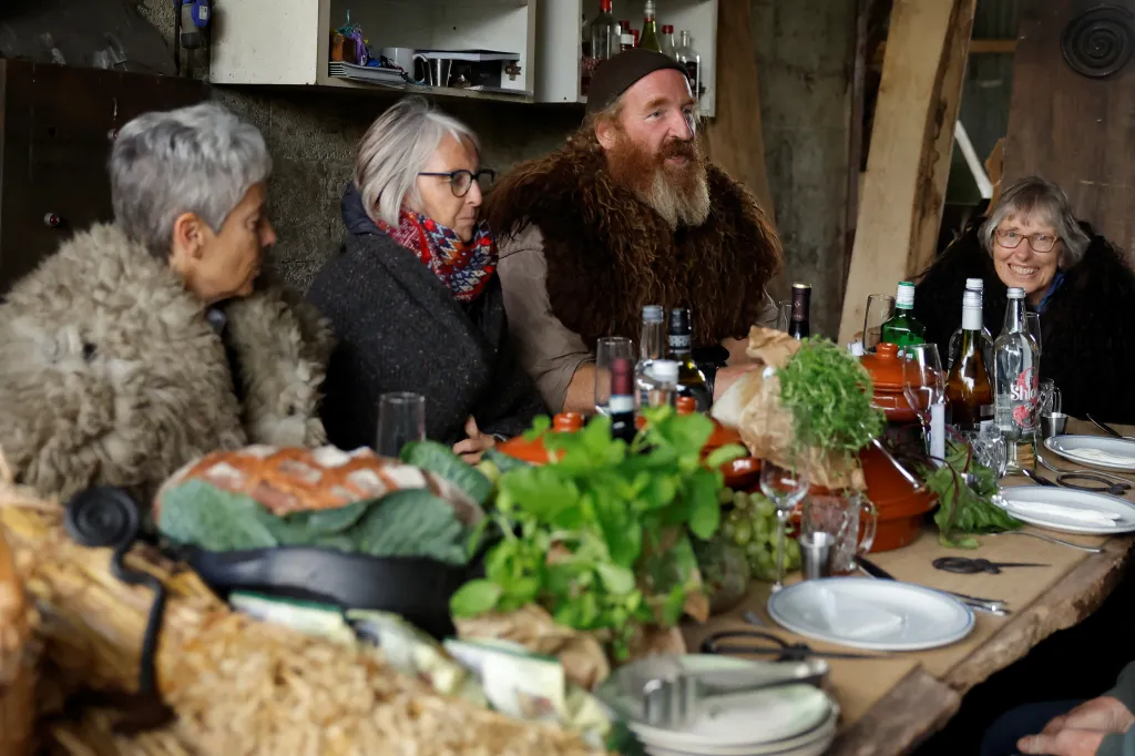 King, který se už od dětství zajímal o dějiny doby železné svého kraje – kde se podle víry patron Irska svatý Patrik utkal se svými druidími protivníky – je přesvědčen, že mýty, příběhy a složitě nabyté kovářské řemeslo by měly být chráněny a předávány další generaci