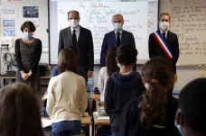 Francouzské děti se vrátily do školních lavic. Minutou ticha vzpomněly zavražděného učitele