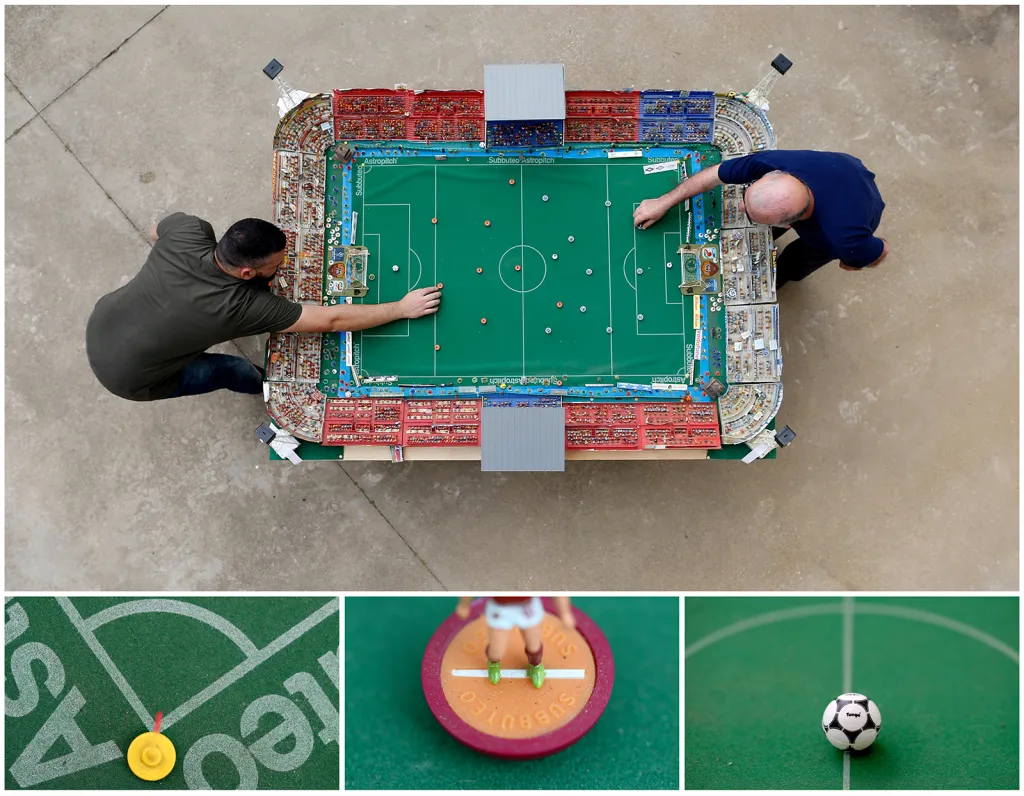 Muži v ulicích Říma při populární fotbalové stolní hře s názvem Subuteo