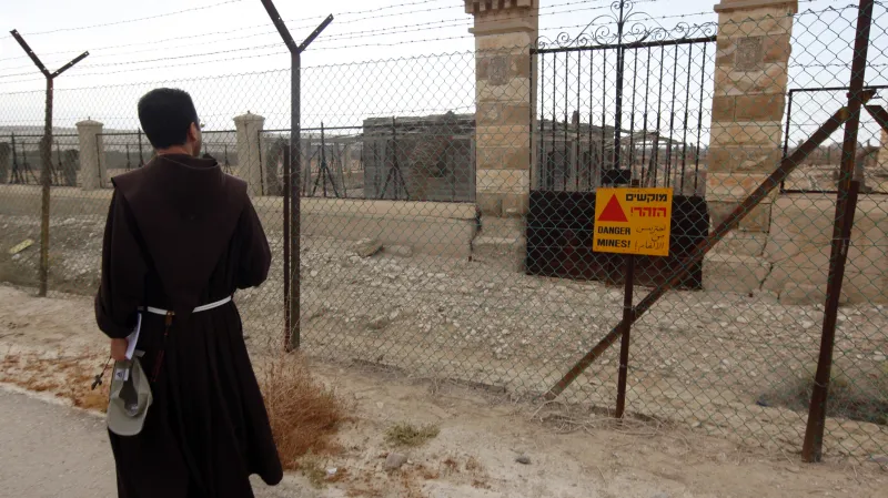 Výstražné nápisy v lokalitě kolem Jordánu