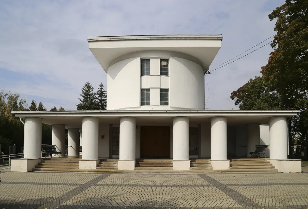 Krematorium v Nymburku od Bedřicha Feuersteina a Bohumila Slámy, 1922–1924
