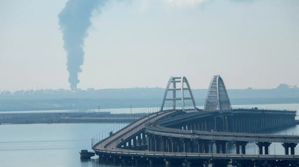 Kouř stoupající nad skladem paliva poblíž Krymského mostu