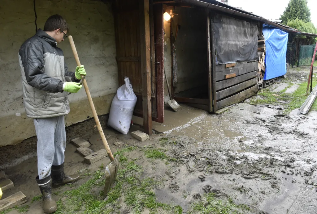 Města a obce ve Zlínském kraji zjišťují a odstraňují škody po středečních záplavách. Na některých tocích v kraji platil třetí, nejvyšší povodňový stupeň, voda zaplavila cesty i domy. Na snímku je Ústí na Vsetínsku