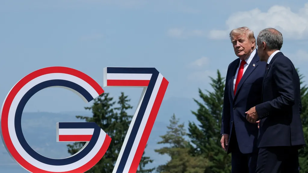 Americký prezident Donald Trump a kanadský premiér Mark Carney na summitu G7