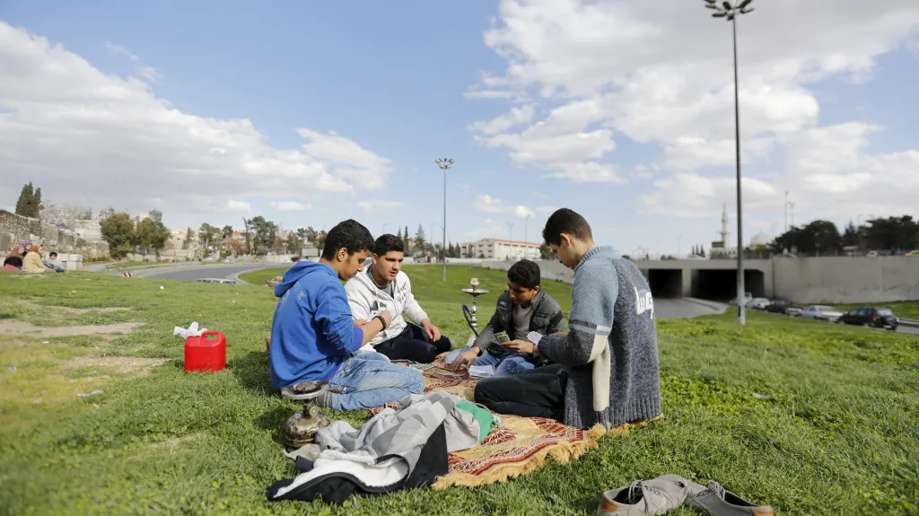 Syřané hrají karetní hry na předměstí Damašku