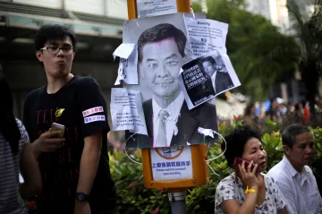 „Odejděte – do půlnoci,“ vzkazují demonstranti vůdci Hongkongu