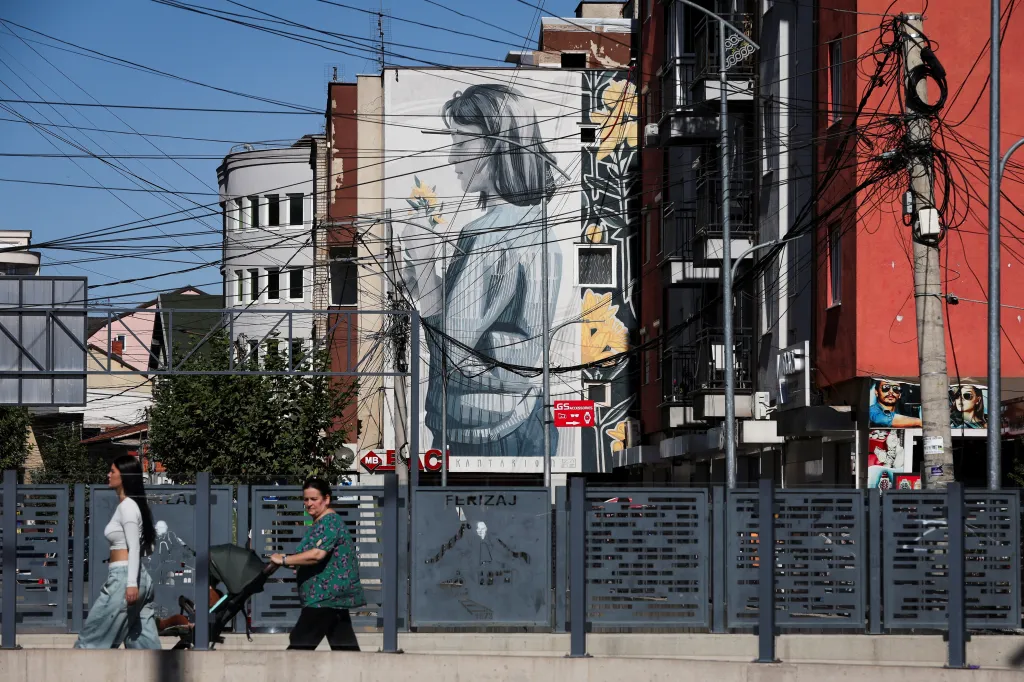 Další ročník Mural Festu Kosovo oživuje kosovské město Uroševac i připomíná těžké časy
