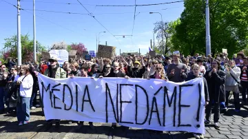 Protestní pochod studentů středních a vysokých škol k ministerstvu kultury na podporu veřejnoprávních médií
