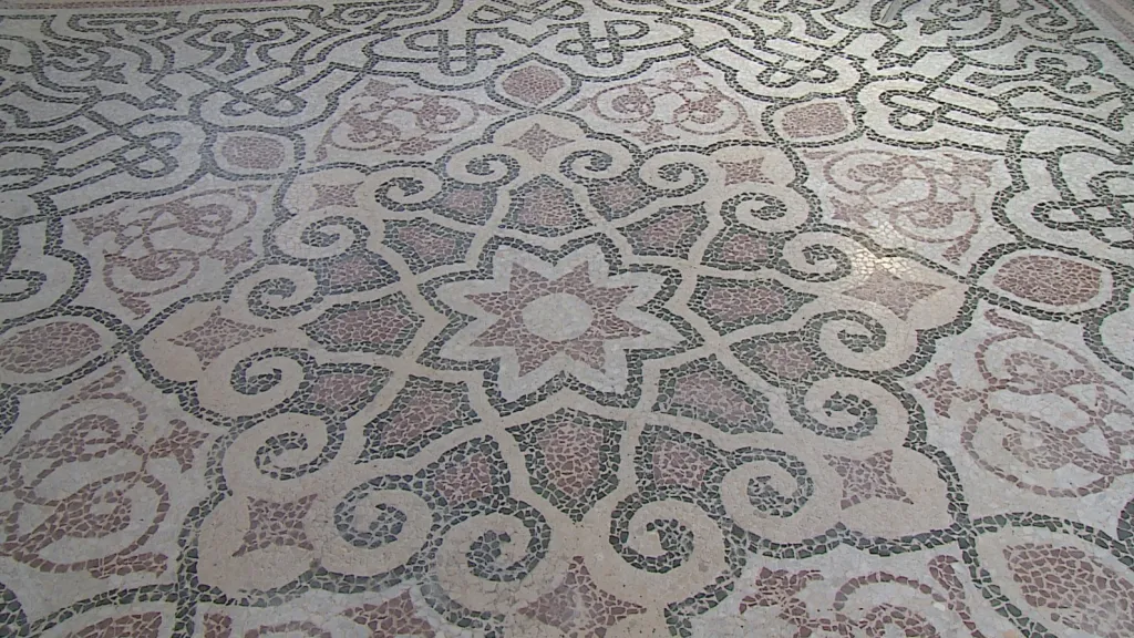 Detail mozaiky v lednickém minaretu