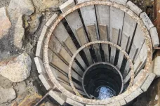 Plzeňští archeologové objevili středověkou studnu přímo pod okny své katedry