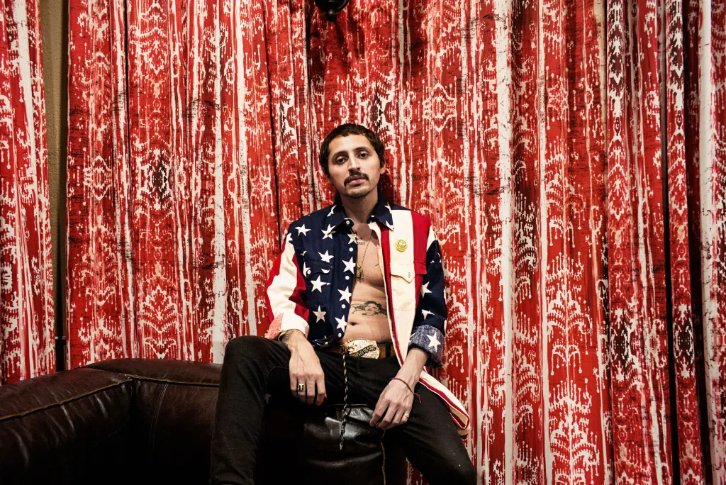 Scarlett Coten (kategorie Portrét). „Můj soubor portrétů nabízí ženský pohled na muže. Zaměřuji se na krásu a zranitelnost pohlaví omezeného stereotypním očekáváním mužskosti. Snažím se překonat klišé, které chce obnovit genderovou identitu dnešního světa.“