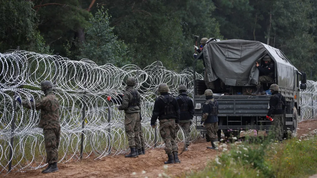 Polští vojáci staví plot na hranici s Běloruskem