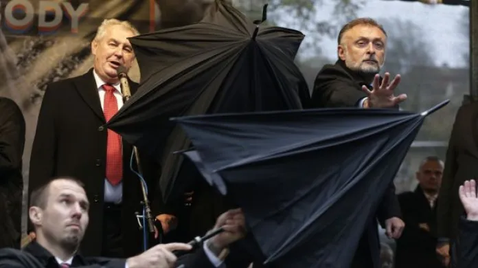 Reakce politiků na protesty vůči Zemanovi