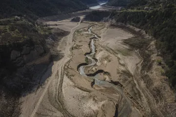Evropu dál ohrožuje sucho. Přehrady bez vody hlásí Španělsko či Rakousko, farmáři se bojí o úrodu