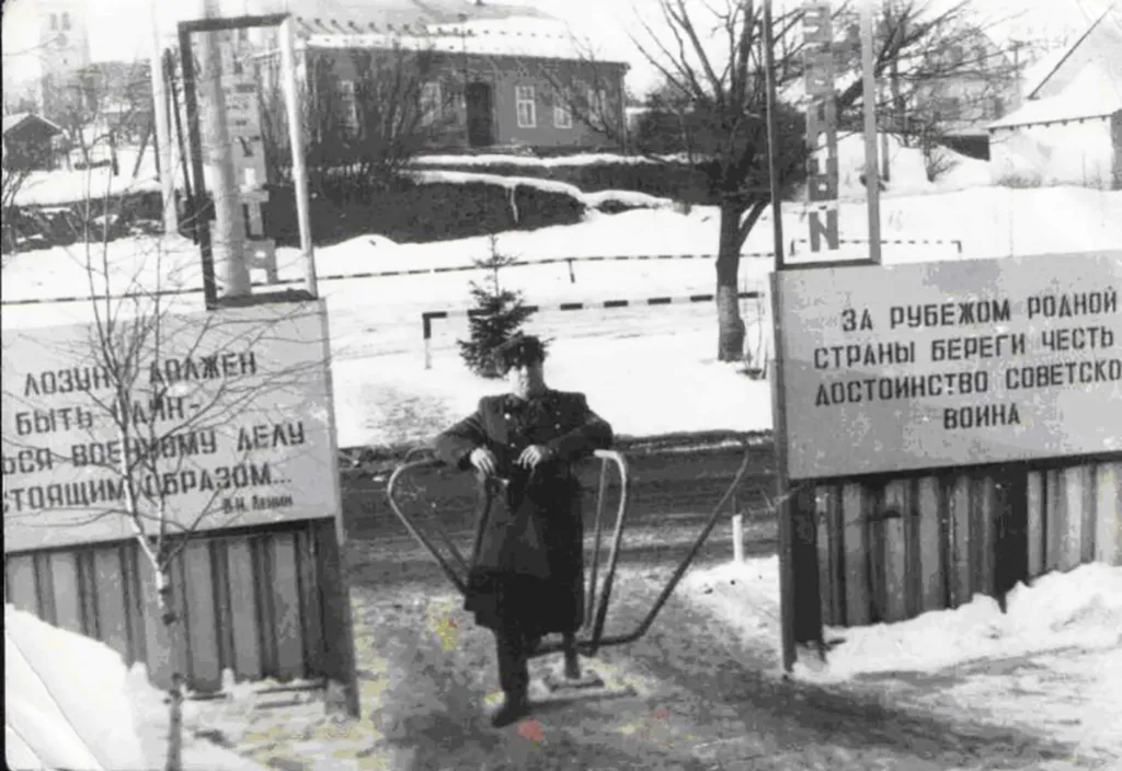 Sověti Libavou doslova zaplavili. Z neobydlených domů udělali posádková centra a velitelství, domovy pro ženisty a důstojníky, další paneláky pak nechali postavit pro očekávaný příchod rodinných příslušníků.