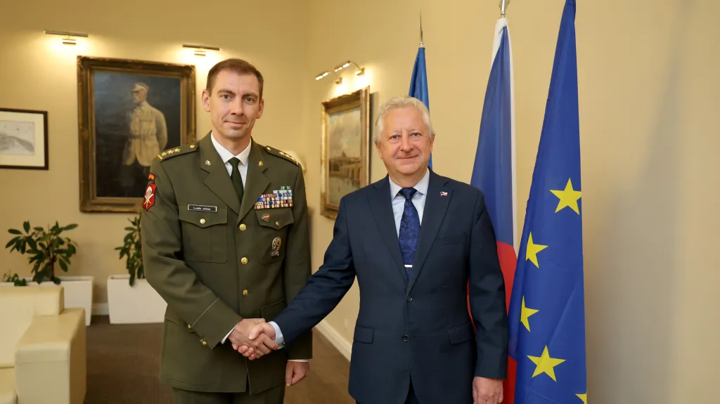 Nový ředitel Ústřední vojenské nemocnice Luděk Hána a ministr obrany Jaromír Zůna (za SPD)