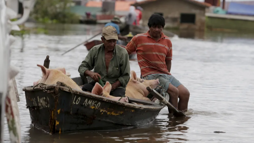 Obyvatelé se potýkají se záplavami v Asunciónu