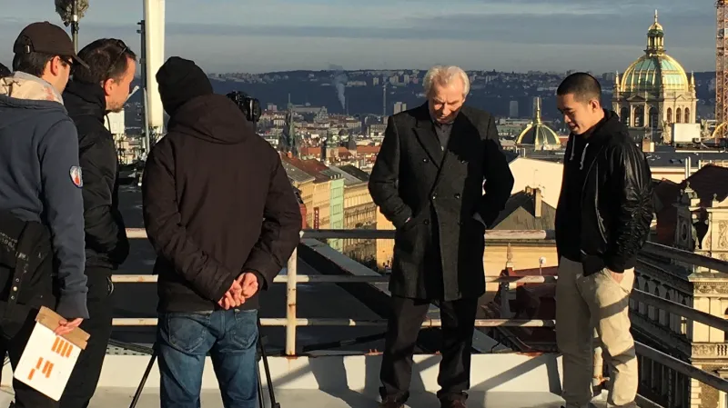 Z příprav filmu Na střeše: Alois Švehlík a Lukas Duy Anh Tran