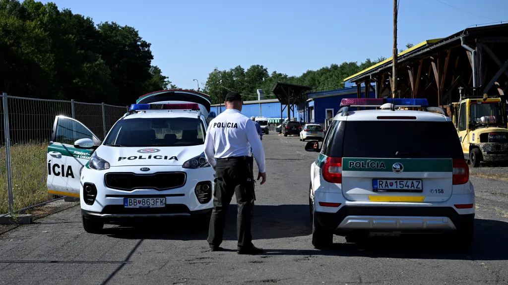 Policista u tábora pro migranty ve Veľkém Krtíši