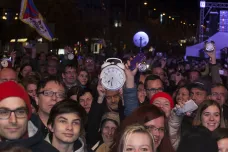 Pád socialismu slavily v centru Prahy tisíce lidí. Náměstí rozezněly budíky
