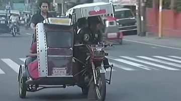 Klasický motorový tuk tuk v ulicích Manily