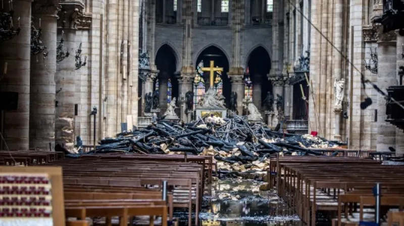 Interiér katedrály Notre-Dame po ničivém požáru,  Autor: Christophe Petit Tesson,  Zdroj: Reuters