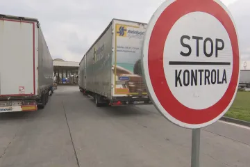 Opatření proti slintavce a kulhavce způsobila na hranici dlouhou kolonu kamionů