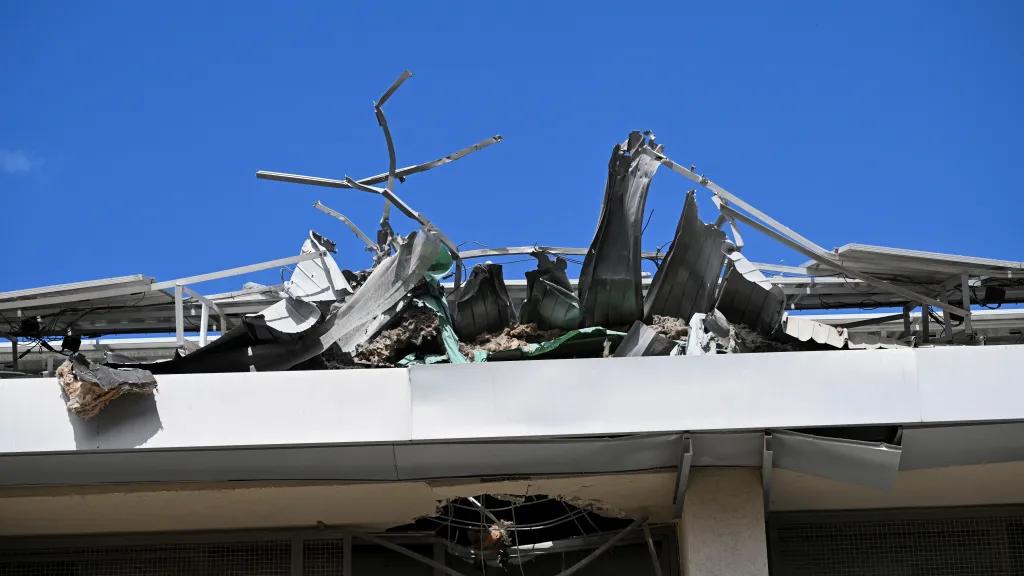 Následky íránského útoku v izraelském Cholonu