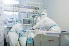 Přeplněné nemocnice by mohly zastavit veškerou péči kromě intenzivní, řekl ministr Blatný