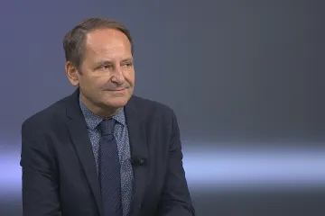 Paxlovid i test mají smysl jen pro rizikové pacienty, říká předseda odborné společnosti. Lék bude od ledna i mimo nemocnice