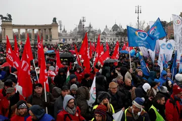 Tisíce Maďarů vyšly do ulic, aby vystavili Orbánovi stopku. Nelíbí se jim navyšování přesčasů