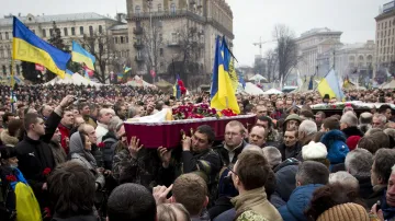 Tryzna za oběti bojů v ulicích Kyjeva