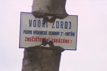 Zničí se voda pro desítky tisíc lidí, protestují obce i premiér. Ministerstvo s těžbou štěrkopísku problém nemá