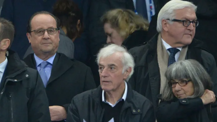 Hollande a Steinmeier během sledování zápasu. Krátce poté se ozval výbuch
