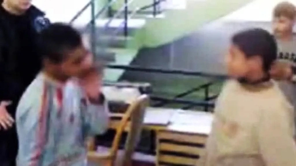 Záběry šikanovaných romských chlapců