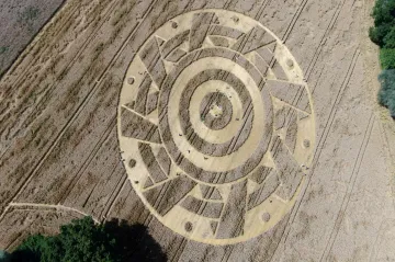 Týden obrazem: Kruhy v obilí, žena ve zlaté masce a oslavy krále