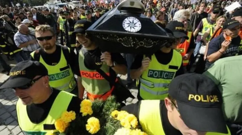 Policisté protestovali proti rozpočtovým škrtům.