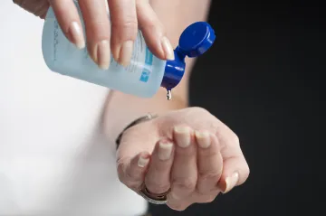 Brno se snaží zkrotit epidemii žloutenky. Dezinfikuje tramvaje i ruce na úřadech