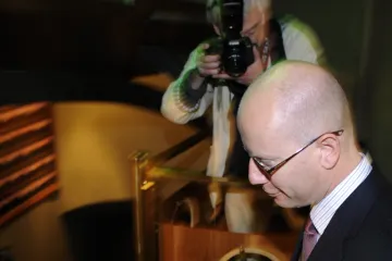 Jak se zbavit šéfa ČSSD? Okopat mu kotníky