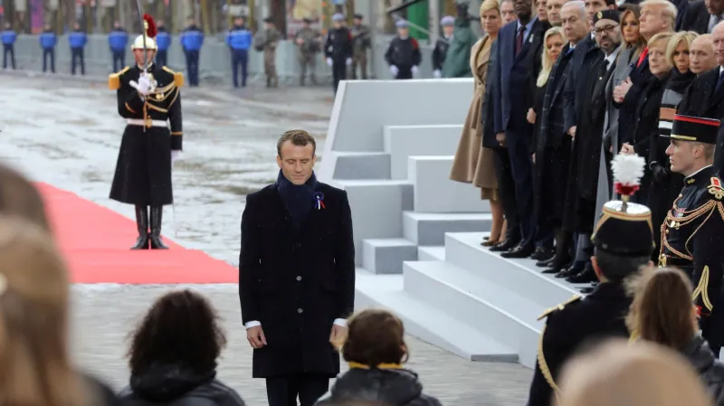 Emmanuel Macron u hrobu neznámého vojína