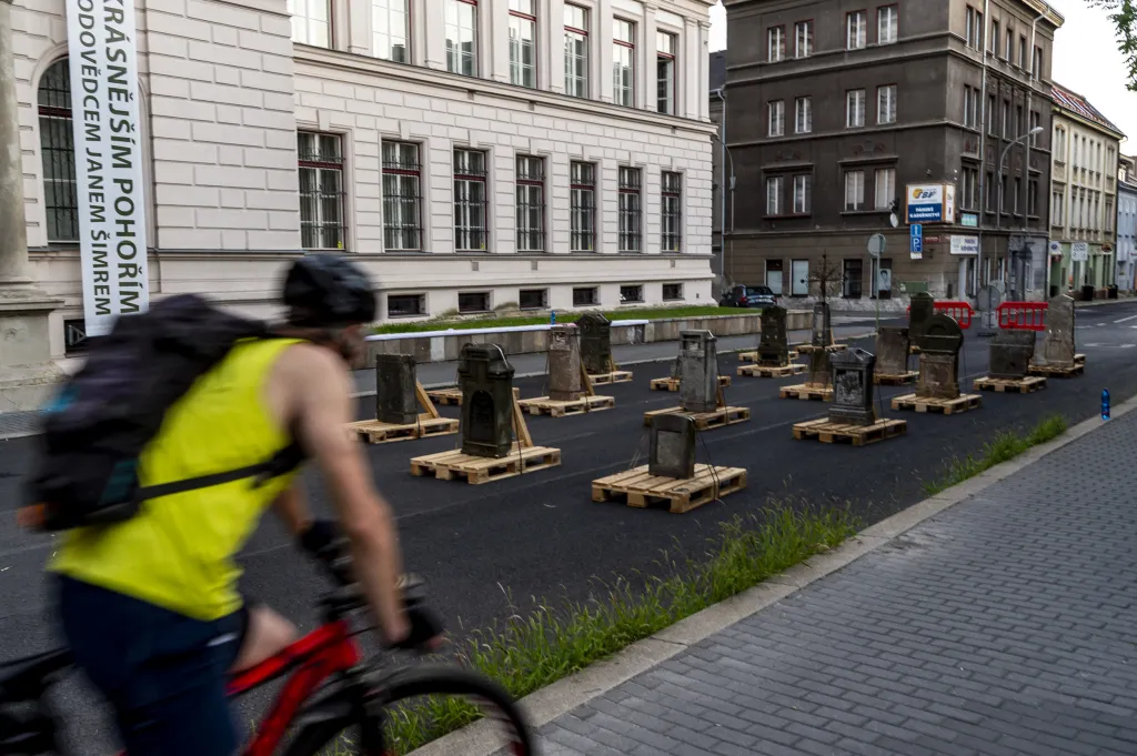 Náhrobky zůstávají podle Krska důležitým svědkem minulosti. Lze v nich číst jako v kronice a zároveň obdivovat starožitný výtvarný styl, ušlechtilý materiál i precizní řemeslo