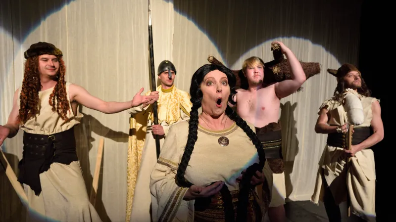 „Hučí voda, šumí bor, libě zpívá český sbor. Zpívej, sbore, hudbo, hraj! Zde je Čechů zemský ráj. My v něm stejně jako vy máme svoje domovy. Hezčí zemi nezná svět, všude skví se jara květ. Naše píseň slavně zní, zítřku vstříc kráčíme s ní. Hrdě se má ňadra dmou písní českou, písní mou.“