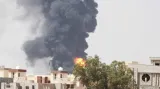 Hořící sklad paliv v Tripolisu