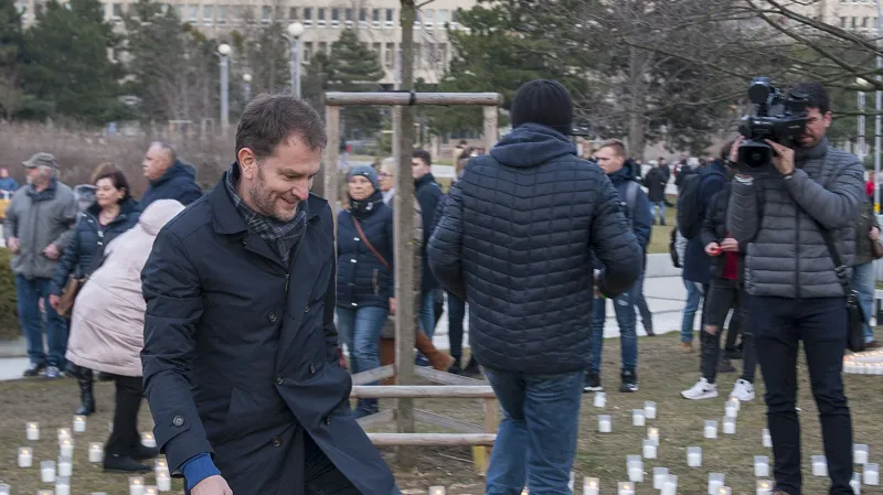 Matovič během „svíčkové“ akce před úřadem vlády