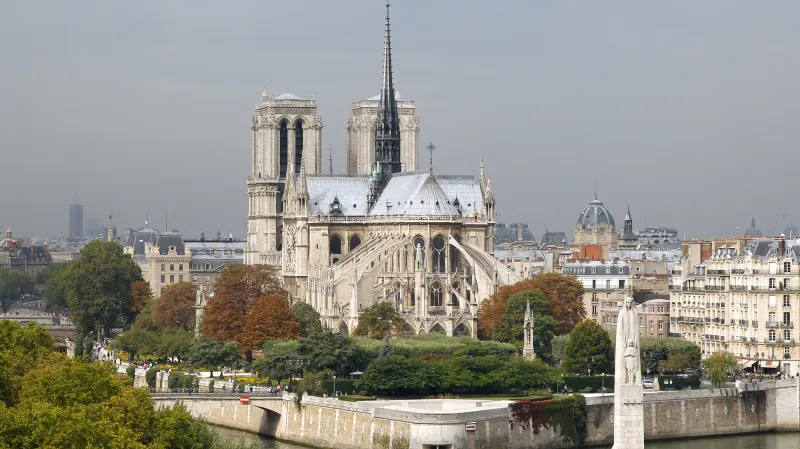 Pařížská katedrála Notre-Dame poničená požárem