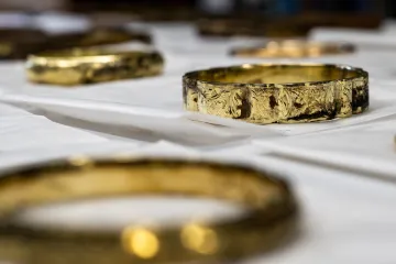 Schránku s pokladem našli mezi kameny, teď si turisté rozdělí štědré nálezné