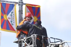 Policie obvinila cizince z krádeže tibetské vlajky