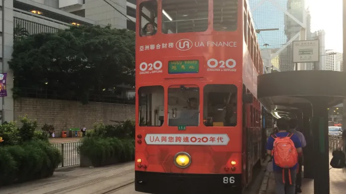 Dvoupatrové tramvaje utvářejí osobitý koloryt města