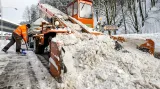 Vrchlabí uklízí sníh pomocí lopatkového nakladače ruské výroby - takzvaných Stalinových rukou