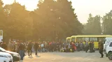 Obyvatelé Stěpanakertu se shromažďují u autobusů před odjezdem do Arménie